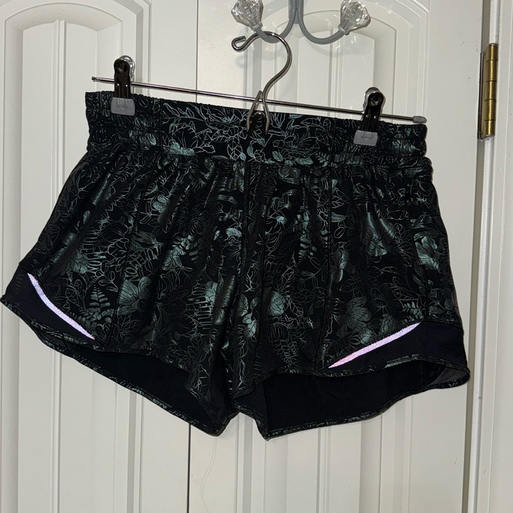 Size 6 Lululemon Hottie Hot shorts